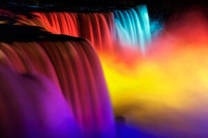 Niagara Falls&#39; Stunning Festival of Rainbow Lights