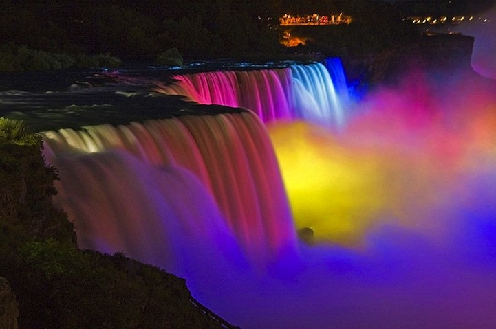 Niagara Falls&#39; Stunning Festival of Rainbow Lights