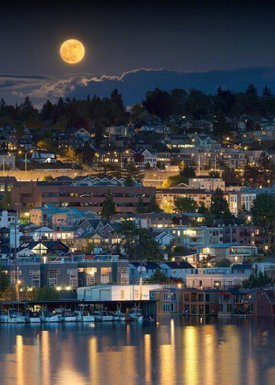 西雅图的超级月亮，和这座城市一样，美到让人窒息，!