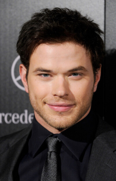 凯兰·鲁茨 Kellan·Lutz 饰 Emmett Cullen （Rosalie的配偶，卡伦家族高大壮实吸血鬼，埃美特·卡伦）