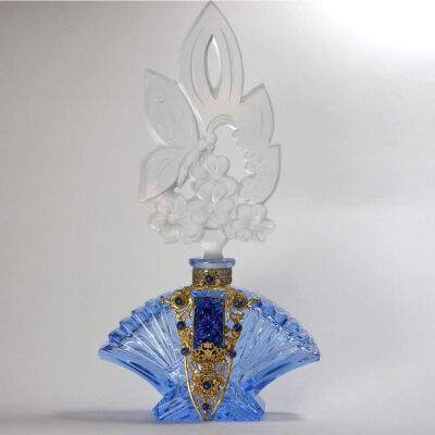 This tall Czech perfume from the 1920-30s era has a blue cut crystal base & a clear stopper.更多精彩请关注@晓冬知春-视觉生活志