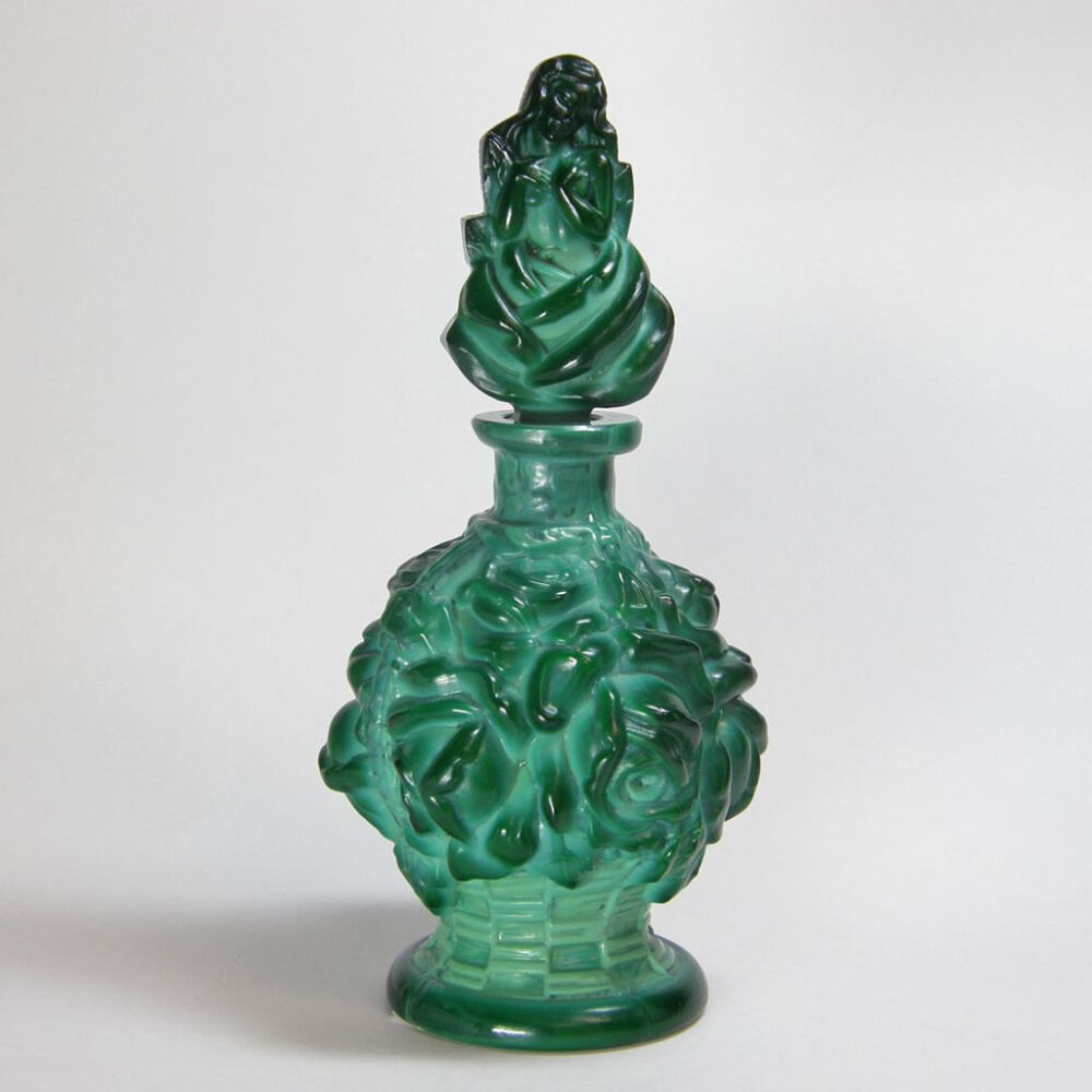 This green opaque or malachite glass bottle was made in Czechoslovakia in the 1920-30s era by the Curt Schlevogt company as part of the Ingrid glass line.更多精彩请关注@晓冬知春-视觉生活志