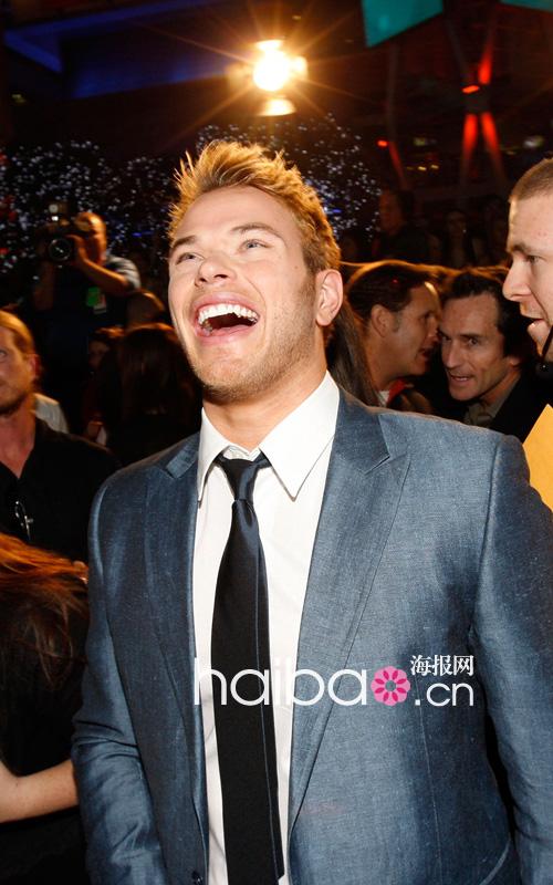 凯南·鲁兹(Kellan Lutz)穿CK(Calvin Klein)西装出席2010年度第36届美国人民选择奖颁奖典礼