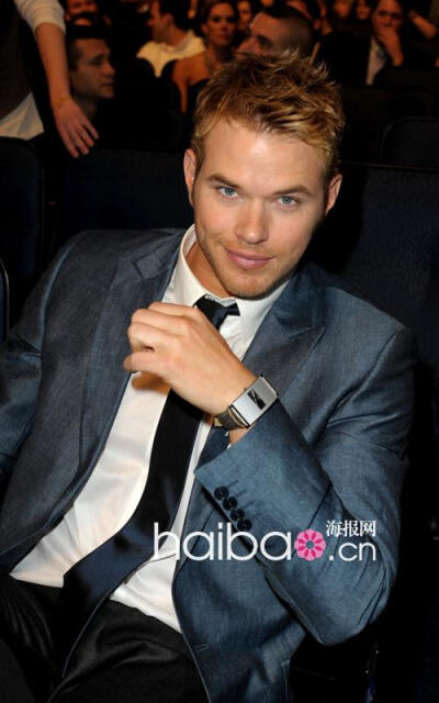 凯南·鲁兹(Kellan Lutz)穿CK(Calvin Klein)西装出席2010年度第36届美国人民选择奖颁奖典礼