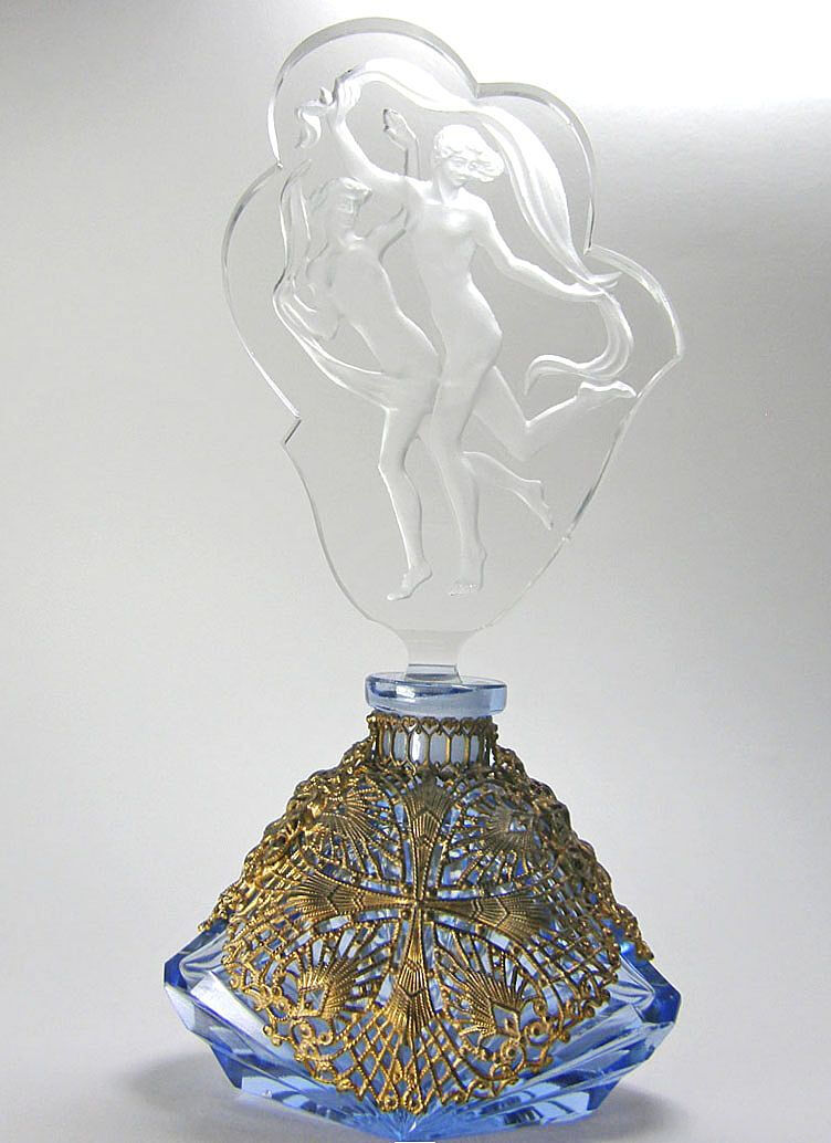 This 1920-30s era Czech perfume is unusual in that there are no jewels set in the heavy ornate filigree that completely encases the blue cut glass base.更多精彩请关注@晓冬知春-视觉生活志