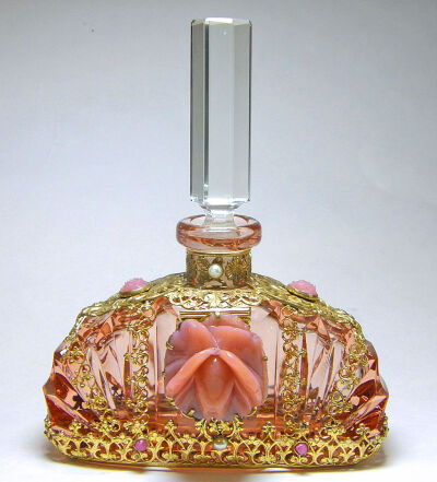 A simple, sparkling flute cut crystal stopper sits on this elaborately jeweled pink cut glass base.更多精彩请关注@晓冬知春-视觉生活志