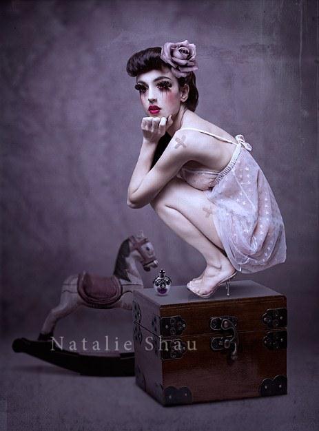 这是Natalie Shau最知名的系列“梦”，其中的一幅作品：Tears Collector （眼泪收藏家）