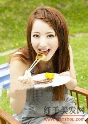 时尚编发点缀 活泼甜美