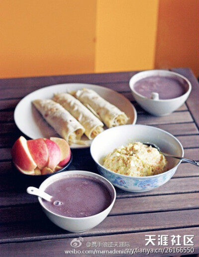 杂粮米糊+蔬菜春饼+土豆泥+苹果。春饼是头天晚上晚餐剩的，早上炒了个菜夹着吃。————————————不知道说什么了