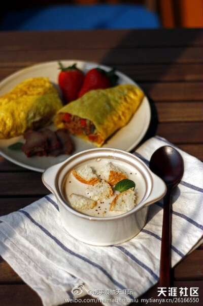 奶油蘑菇浓汤陪法棍（法棍是外面买来的）+茄汁蔬菜丁蛋包饭+叉烧+草莓——————草莓 你怎么那么可爱呢