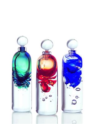 艺术玻璃香水瓶。更多精彩请关注@晓冬知春-视觉生活志