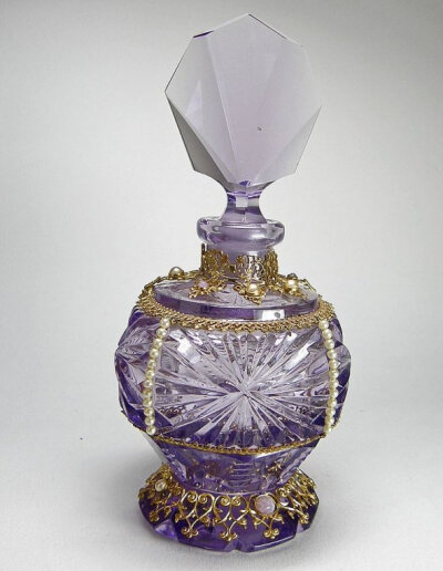 捷克宝石香水瓶紫水晶香水瓶。更多精彩请关注@晓冬知春-视觉生活志