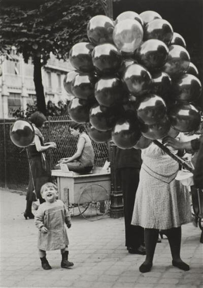 1931年，巴黎街头一个卖气球的商人。（Brassaï）