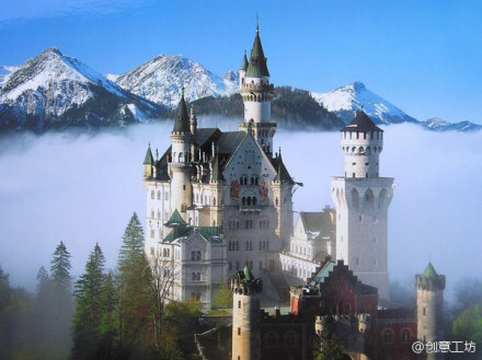 新天鹅堡（英：New Swan Stone Castle 德语：Schloss Neuschwanstein）最接近童话的地方。 全名新天鹅石城堡，是19世纪晚期的建筑，位于德国巴伐利亚西南方，邻近年代较早的高天鹅堡（Schloss Hohenschwangau，又称旧天鹅堡），距离菲森（Fussen）镇约4公里，离德国与奥地利边界不远。