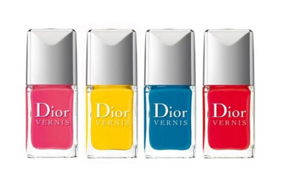 Dior阳光假期限量版指甲油，带有异国情调、鲜艳奔放的果冻色选，于指尖展现出夏日的热情活力。