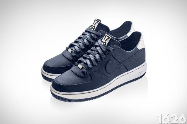 分享至： 2012.7.20 Nike x DOVER STREE MARKET Air Force 1S 30周年别注版为庆祝Nike Air Force 1 30周年诞辰，知名select shop DOVER STREET MARKET特意携手Nike推出了两款Air Force 1S 30周年别注版，早两天才曝出合作的消息，今天终于迎来了更详细的图样。 以“materials first”为主题展开合作，顾名思义是主打面料的设计，这次合作版本的Air Force 1S采用Ventile防水抗风编织面料制成，鞋舌贴有以俗称“撕不烂”Tyvek无纺布标签，上面印着DOVER STREET