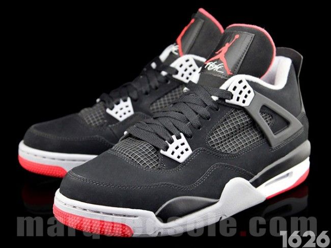 复刻版Air Jordan 4 “Bred” 红黑配色即将发售今年正值是Air Jordan 4诞生23周年，为了纪念这具有深远意义的年头，今年Jordan Brand复刻了不少款Air Jordan 4的经典配色，而之前也为大家介绍过几款已经推出的复刻版Air Jordan 4，其中包括“Varsity Red”、 “Military Blue”、“Ultraviolet”配色等，而今天再次为大家献上即将推出的“Bred”黑红配色，这个配色先后在1999年和2008年发布过复刻版本。 即将发行的2012复刻版与08年的复刻版本较为相似，同样都是采用黑色为主色调，同时以红白色作为点缀，网状的鞋