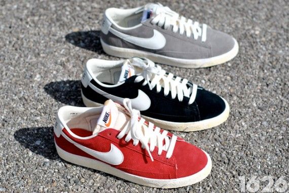 Nike Blazer夏日经典低帮款释出还记得在今年的春季Nike Blazer VNTG系列就以其鲜艳的配色赢得了很多人的掌声，而在本季中专为夏天打造的低帮款式也如期来到了我们的面前，在经典的红、黑、灰颜色的映衬下鞋身以同色的麂皮材质共同打造，搭配泛黄色的复古硫化大底，时尚中又充满了复古感。而配以白色的鞋带和Swoosh加以色彩的调整也让整体看上去非常协调。这款极为适合在夏天穿着的鞋款将会在就近日登陆各大零售店铺，喜欢的朋友们可以多多留意啦！