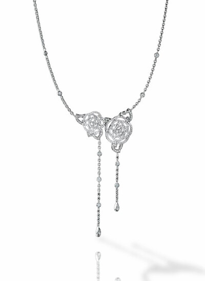 香奈儿CAMELIA系列18K白金项链，镶嵌钻石。