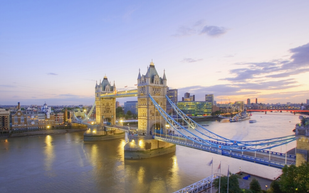 Britain, River Thames and Tower Bridge at Dusk, London, England （来自网络）