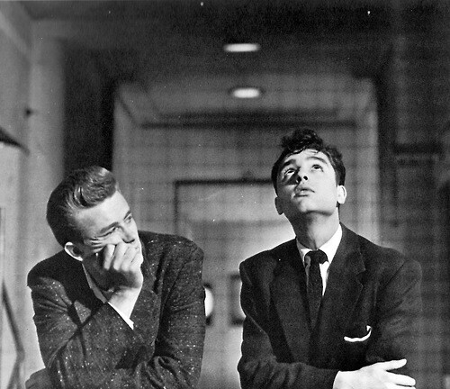 “用你的眼睛吻我。”（Kiss me with your eyes）安迪·霍沃尔。照片人物为萨米·沃奥尔和詹姆斯·迪恩