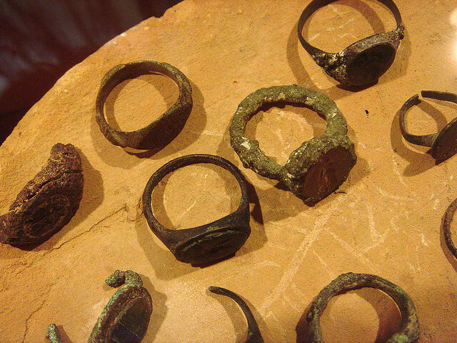 Roman Seal Rings 火漆历史好悠久！ Grevenbroich, Germany museum With wax these were used to seal correspondence and verify the identity of the sender.