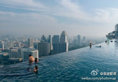 【无边泳池】位于新加坡渤海湾金沙酒店顶楼，你敢游吗？