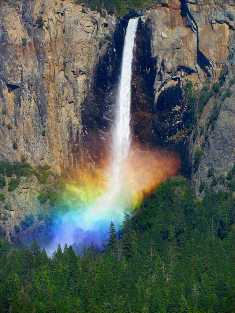 彩虹瀑布，拍摄于美国塞米蒂国家公园Yosemite Park