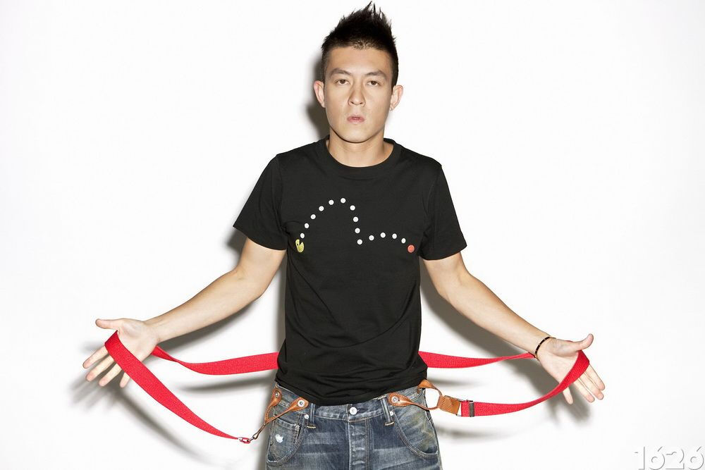 日本殿堂级牛仔裤品牌EVISU正式宣布与陈冠希(Edison Chen)合作，起用他成为EVISU亚太区代言人，而首个代言人的广告亦将于今年秋季在各大平台发布。