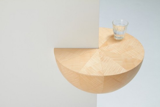 日本Torafu Architects设计的多功能墙角储物篮(Catchbowl)，这款设计是由半球形的若干片组成，使用者可以根据需求以任意的角度要求来安装。它的这种灵活变换结构，当安装好储物篮在墙角后，当它用盖子盖住时，还能当小边桌用，放杯咖啡，或者一些零碎的小东西，盖上盖子之后可以作为一个墙边得简易桌面使用。