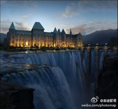 一所位于加拿大魁北克省的学校，城堡一般的建筑，傍着一条大瀑布，这也太魔幻了吧！！！