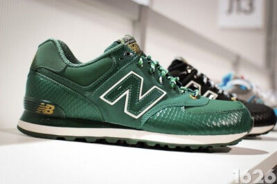 2013年紧接著为蛇年，抢先于各大品牌 New Balance 首先推出 ’2013 Year of the Snake’ 蛇年纪念鞋款，以蛇纹为主轴，并顺势搭上最为流行的动物柄设计，再加上不同配色组合。