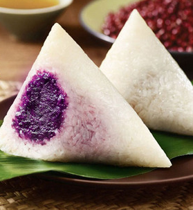 养生紫薯粽。包好煮熟后紫薯蜜枣粽子颜色非常漂亮，吃起来也香甜软糯可口。