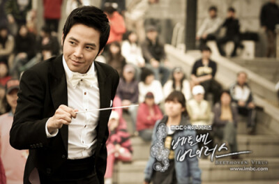 2008年在MBC水木剧《贝多芬病毒》中扮演 姜健宇25岁的音乐天才——小号演奏家姜健宇，剧中短发造型很有男人味道。