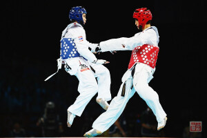 当地时间8月8日，男子跆拳道59公斤级，韩国选手Daehoon　Lee　of和泰国选手Pen-Ek　Karaket在比赛中。