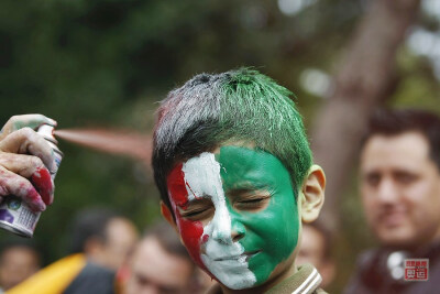 当地时间8月8日，男足半决赛，墨西哥男足战胜日本队之后，一名墨西哥小男孩往自己头上喷漆。