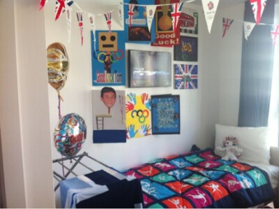 My room in the Olympic village all decorated :) heading back to Southend now for our pre-camp...back on the 25th :D[译]