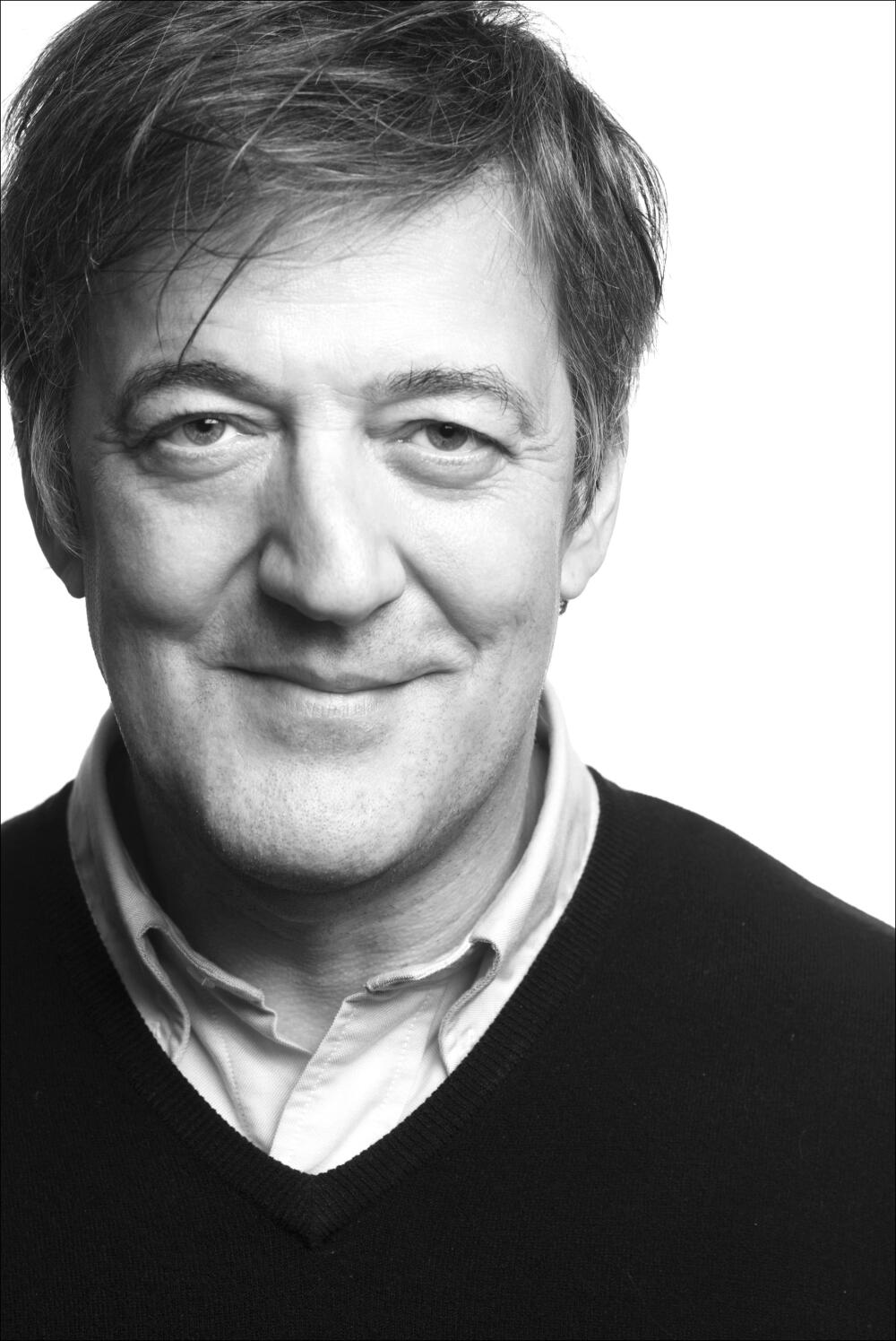 斯蒂芬·弗雷 Stephen Fry 英国演员、喜剧演员、作家和电视主持人。他与其至交英国演员休·劳瑞搭档成为“弗莱和劳瑞”的二人团体，合作了《弗莱劳瑞秀》（A Bit of Fry and Laurie）和《万能管家》（Jeeves and Wooster）；他主演了电影《王尔德》，并在喜剧连续剧《黑爵士》（Blackadder）中扮演Melchett，现在主持BBC电视节目《QI》。弗莱一直以来为各种杂志和报纸撰写专栏，同时也出版了小说和自传《Moab Is My Washpot》。2008年他主持了六集电视记录剧《史蒂芬·弗莱在美国》（Stephen Fry in America），剧中