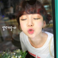 用傻笑来证明，我们一直努力地活着。