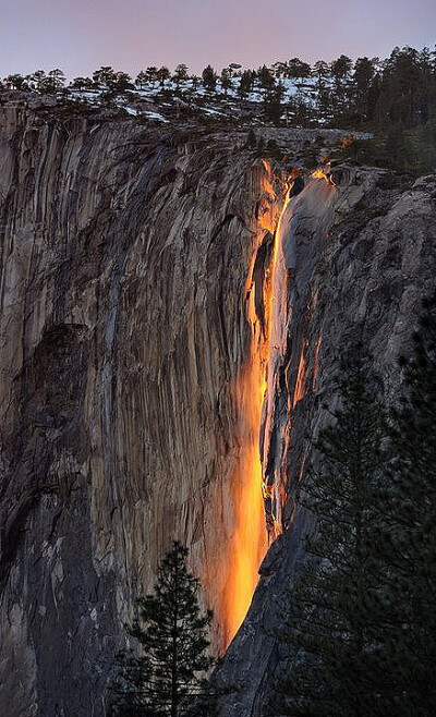 位于约美国塞米蒂国家公园（Yosemite Park）内，每年只有二月份的几天，当太阳与瀑布达到一定的角度是就会出现这种奇观，犹如瀑布着火一般！