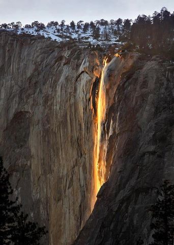 馬尾瀑布(Horsetail Fall)位於美元加州優(yōu)勝美地國(guó)家公園(Yosemite National Park)，平日這個(gè)瀑布都是白色的。 每年的二月尾左右，因多種條件俱備，馬尾瀑布能夠折射陽(yáng)光而顯得如熔巖般，為期約兩個(gè)星期。