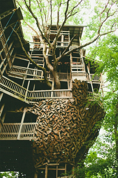 这树屋叫minister's treehouse，位于田纳西州的Crossville，从1990年造到2004年。里面的空间约有10000平方公尺。