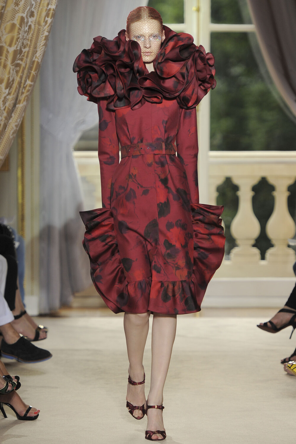 2012年7月2日, 这一季Giambattista Valli 高定，设计师竭力打造一个转瞬即逝的仙境，就像导演Ridley Scott的魔幻爱情电影《黑魔王》中那样。模特们的妆容也尽可能的向这个主题靠拢。晶钻质感的亮片眼影涂抹到模特眼…