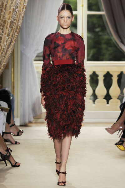 2012年7月2日, 这一季Giambattista Valli 高定，设计师竭力打造一个转瞬即逝的仙境，就像导演Ridley Scott的魔幻爱情电影《黑魔王》中那样。模特们的妆容也尽可能的向这个主题靠拢。晶钻质感的亮片眼影涂抹到模特眼…