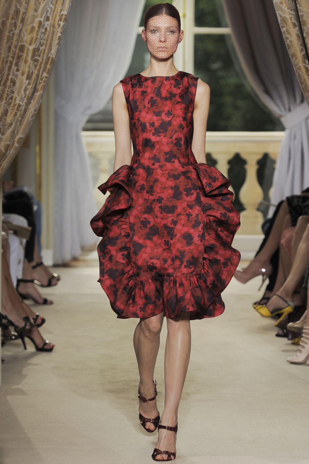 2012年7月2日, 这一季Giambattista Valli 高定，设计师竭力打造一个转瞬即逝的仙境，就像导演Ridley Scott的魔幻爱情电影《黑魔王》中那样。模特们的妆容也尽可能的向这个主题靠拢。晶钻质感的亮片眼影涂抹到模特眼周，在眼角还刻意沿着泪沟向下蔓延。