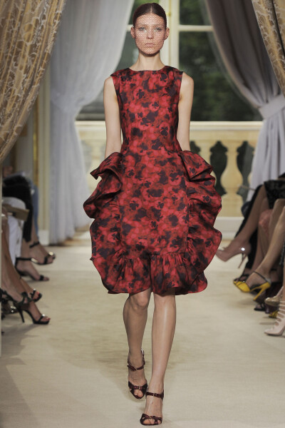 2012年7月2日, 这一季Giambattista Valli 高定，设计师竭力打造一个转瞬即逝的仙境，就像导演Ridley Scott的魔幻爱情电影《黑魔王》中那样。模特们的妆容也尽可能的向这个主题靠拢。晶钻质感的亮片眼影涂抹到模特眼…