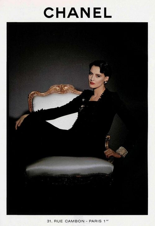 Ines De La Fressange、Chanel 如果你还记得2011春夏香奈儿秀场上，老佛爷Karl Lagerfeld领着80、90和00三代超模谢幕的场面，那你就知道Inès de la Fressange是谁了，她就是80年代香奈儿的面孔。