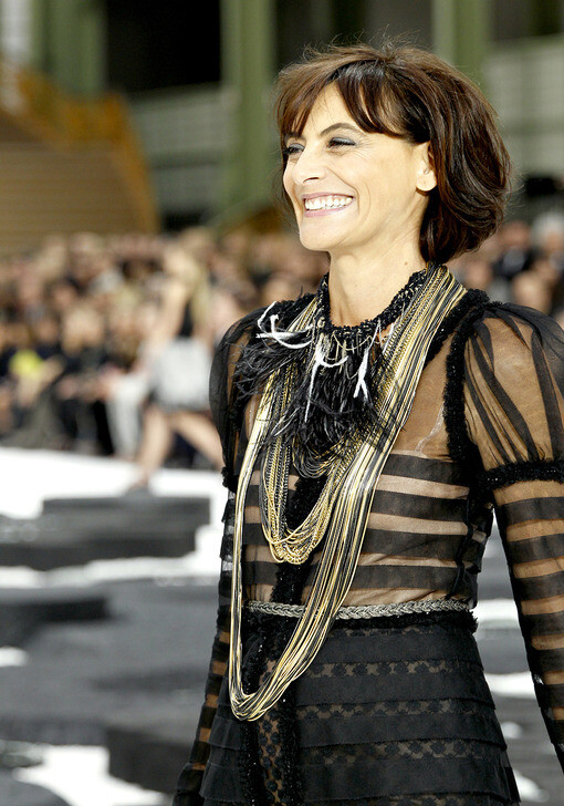  53岁的Ines de la Fressange 身着一袭黑色条纹透视长裙现身Chanel 2011 春夏女装发布秀的尾声，与Karl Lagerfeld 携手谢幕，巴黎大皇宫里回荡着The Verve 那一曲《BittersweetSymphony》( 悲欢交响乐)。这是巴黎时装周上难得一遇的有趣时刻，注定在多年以后仍将被人们不断津津乐道。