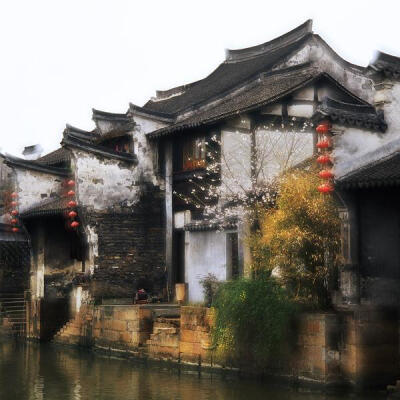 烟雨西塘。古旧的岁月在此沉淀下来。