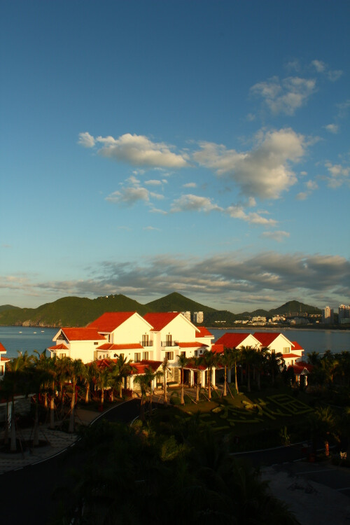 大东海三面环山，一面大海，一排排翠绿椰林环抱沙滩，蓝天、碧海、青山、绿椰、白沙滩独特之美博得海内外游客的赞叹。